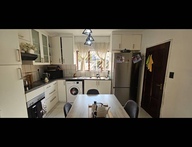 3 BEDROOM TOWNHOUSE FOR SALE IN MONDEOR